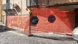 Lavori in corso al centro di Casoria: buchi da tappare e palazzi pericolanti