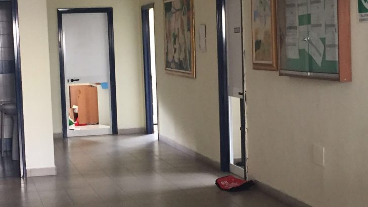 FOTO – Atti vandalici all’Istituto Comprensivo Moscati Maglione, la preside “manda a casa” i ragazzi