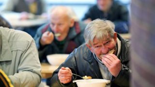 Clochard di Casoria dona la vincita di 150 euro alla mensa dei poveri