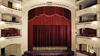 Al Trianon Viviani, ultime date per Carlo Buccirosso nella sua commedia di successo “Una famiglia… quasi perfetta!”