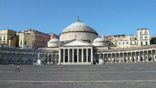 Pubblicato il bando per i locali del colonnato di piazza del Plebiscito