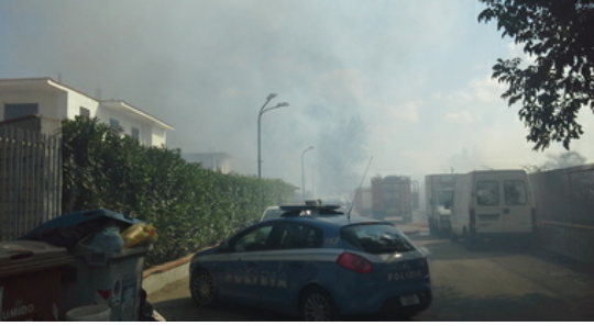 Incendio di grandi dimensioni a Via Brodolini: il fumo invade la città