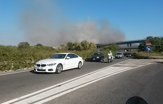 Nuovo incendio a Casoria: fuoco alle baracche nel campo rom