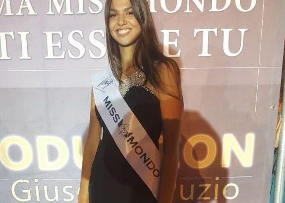 LA SALERNITANA ERIKA LAMBERTI, APPENA 16 ANNI, ALTA 181 CM, SBANCA LA TAPPA DI MISS MONDO A PIAGGINE.