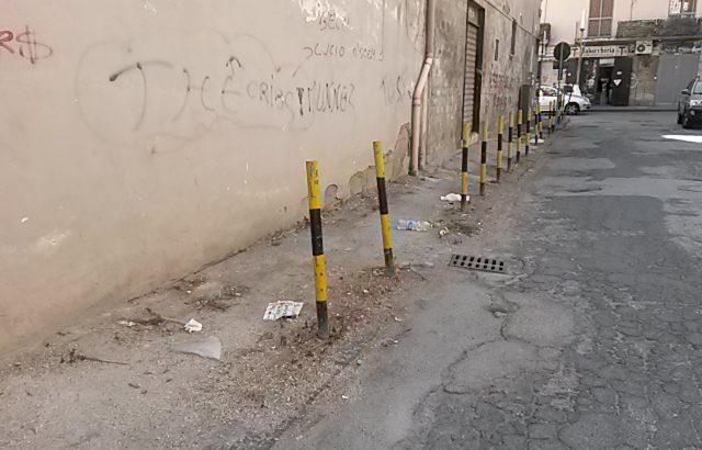 Troppe buche a Casoria: marciapiedi pronti a crollare!