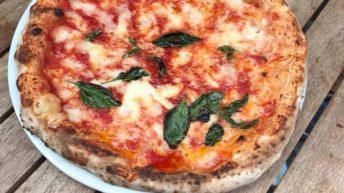 La pasticceria Mazz nel Centro Storico di Napoli diventa anche pizzeria