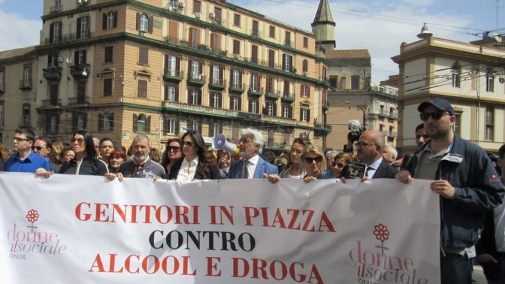 Genitori in corteo a Napoli contro alcool e droga