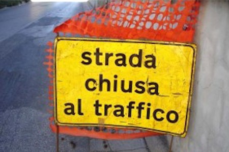 Via Nazario Sauro: strada chiusa per voragine