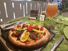 L’Istituto Valorizzazione Salumi Italiani presenta il panino democratico dall’anima partenopea Gli ingredienti: salame Napoli, zucca e friarielli