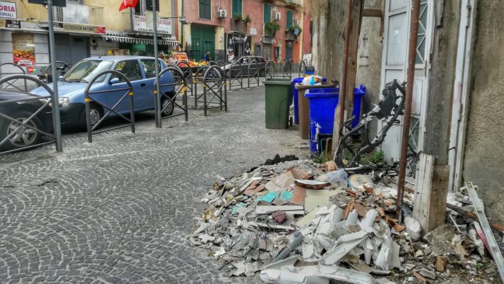 Scarti edili in via Cavour, Casoria Ambiente: “Non tocca a noi rimuoverli”