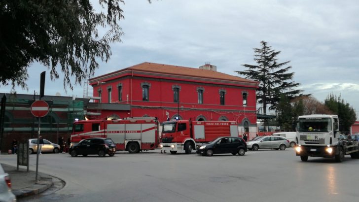 Treno in fiamme alla stazione di Casoria.