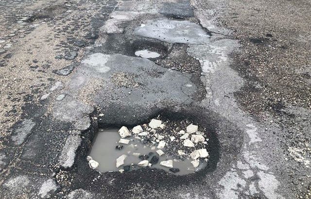 Via Nazionale delle Puglie, buche profonde e manto stradale dissestato. Borrelli e Simioli: “Alto rischio di incidenti, ripristinare le condizioni di sicurezza”