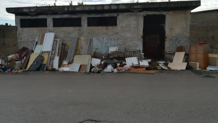 Degrado di rifiuti ingombranti.