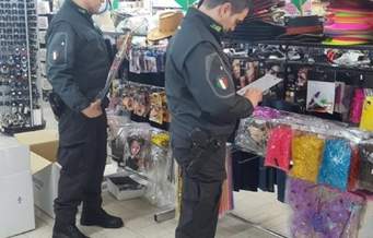 Casoria, maxi sequestro nel negozio cinese: sotto chiave giocattoli e cosmetici.
