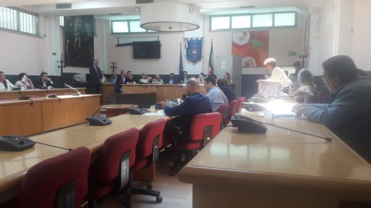 Quattro consiglieri comunali passano all’opposizione