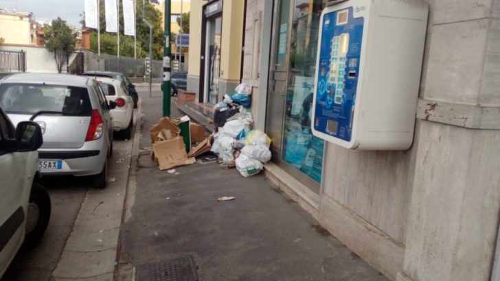 Rifiuti in centro a Casoria