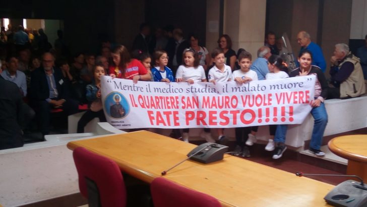 Residenti e voragine a Largo San Mauro