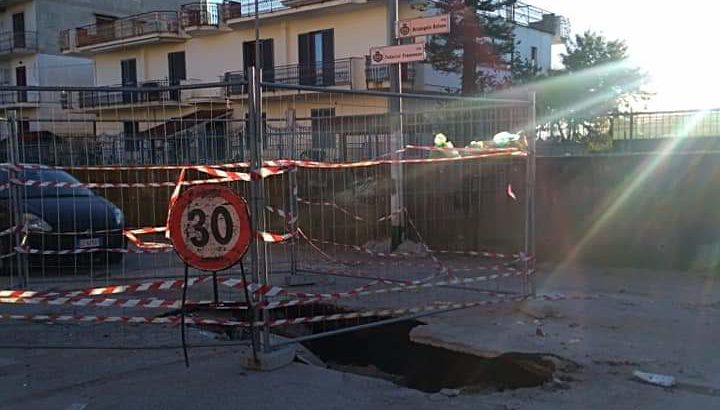 FOTO – Il Tgr Campania racconta della voragine di Via Federici