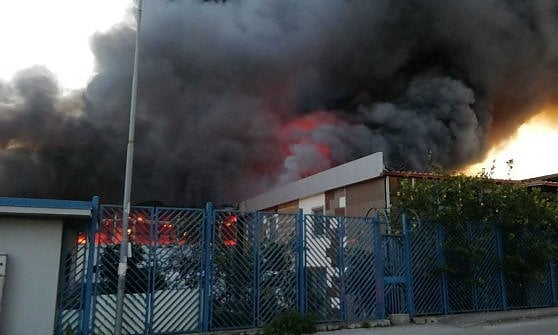 Grosso incendio a Casoria in pieno centro, vigili del fuoco al lavoro