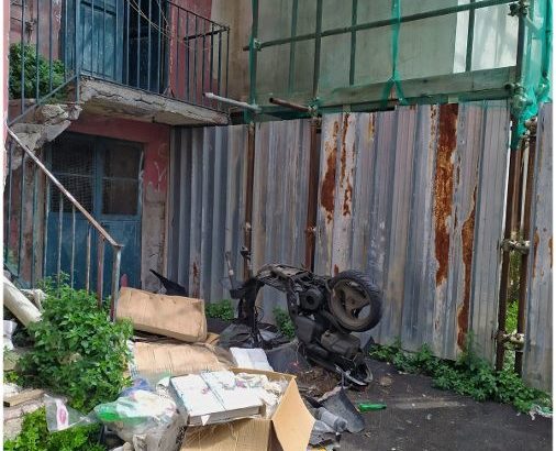 Rifiuti abbandonati in strada