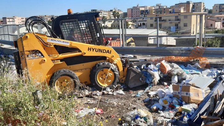 FOTO – Rampa Circumvallazione Esterna, iniziati i lavori per la rimozione dei rifiuti