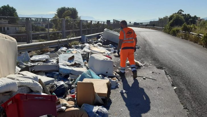 L’assessore Del Giudice: “Vi racconto i lavori per la rimozione dei rifiuti presenti sulla rampa”