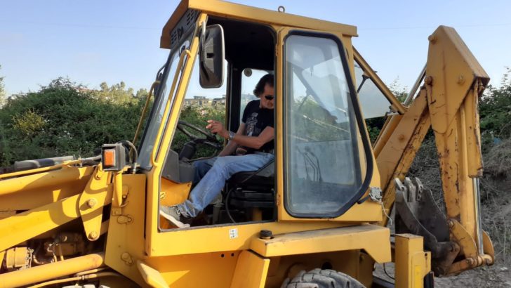 FOTO E VIDEO – L’intervento del servizio Verde Pubblico a via Enrico Caruso