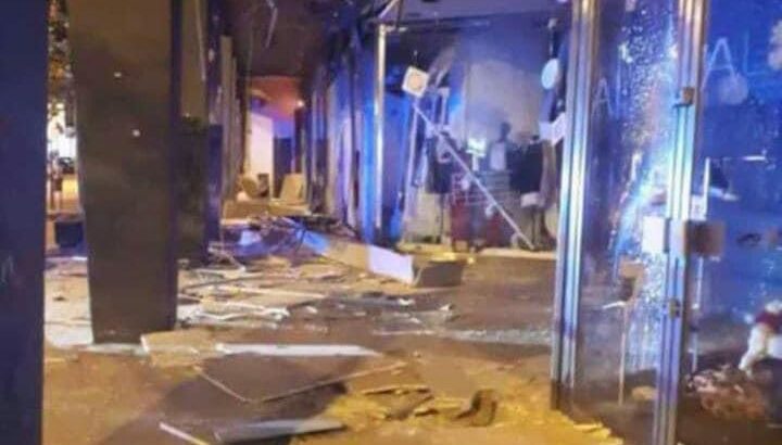 Bomba nella notte alla Galleria Marconi a Casoria