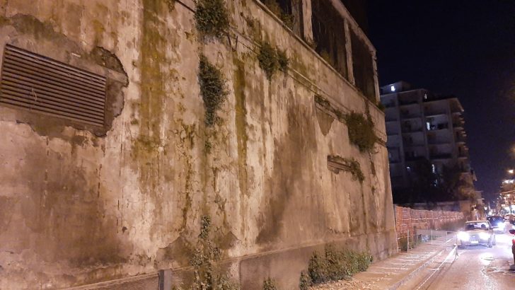 Caduta di calcinacci in Via Vittorio Emanuele, intervengono i Vigili del Fuoco