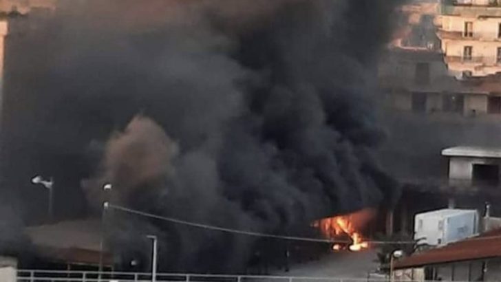 Incendio a Casoria: in fiamme tre furgoni a Via Michelangelo