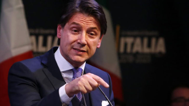 L’ex premier Giuseppe Conte a Casoria al megastore Euronics Tufano