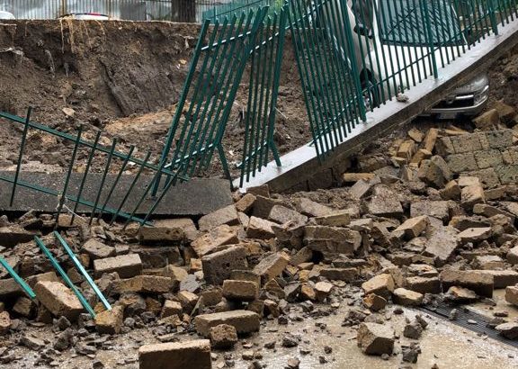 VIDEO – Casoria, i danni del maltempo: crolla un cancello in Via Carosone
