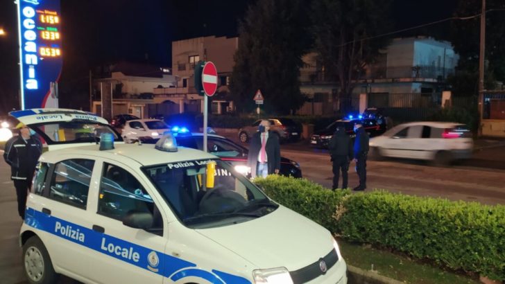 VIDEO – Casoria, la Polizia Locale becca uno “scaricatore” abituale di rifiuti senza rispetto delle leggi