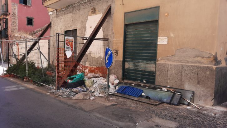 Depositi di spazzatura in Via Cavour