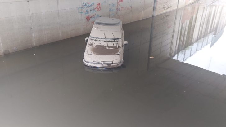 FOTO – I danni del maltempo, macchina intrappolata in via Concordia