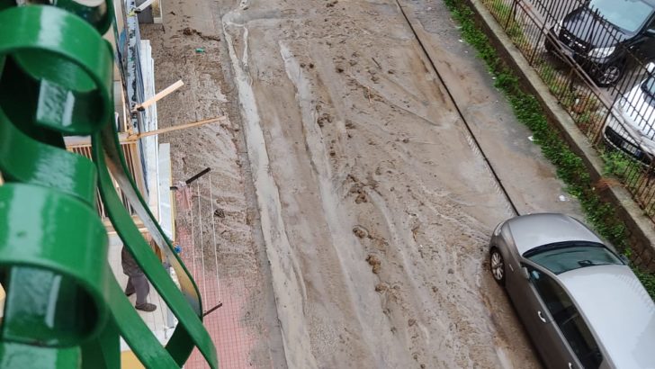 Frana dalla collina di Posillipo, via Campegna inondata di fango e detriti