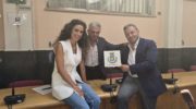 Consegnata al nostro direttore Nando Troise la prima mattonella con il nuovo stemma del Comune di Casoria