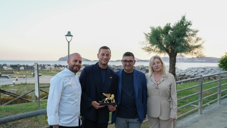 Cena celebrativa Leone d’Oro a Nicola Scamardella: al White Chill Out Lungomare Pozzuoli un evento tra eccellenza gastronomica, istituzioni e nuovo menù estivo 2025