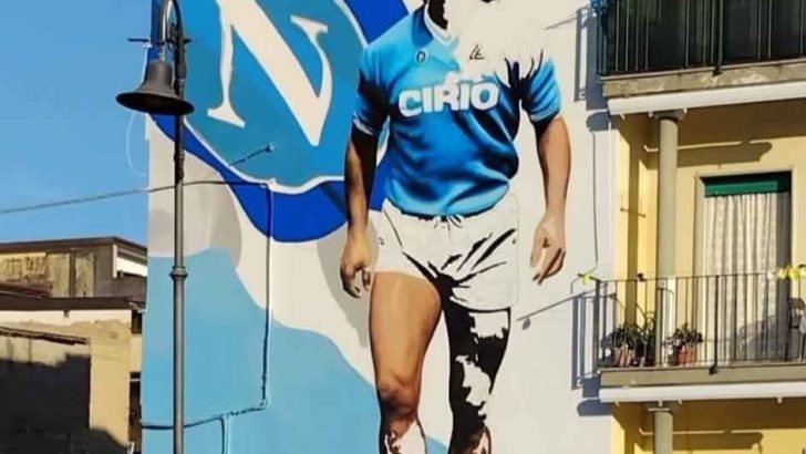 Club Napoli Frattaminore “Pino Lisbino”, l’artista Leticia Mandragora realizza un murales di Maradona