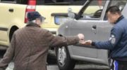 Ordine di allontanamento per un parcheggiatore abusivo, fermato dalla polizia municipale su segnalazione di pazienti dell’ospedale Santa Maria della pietà e cittadini