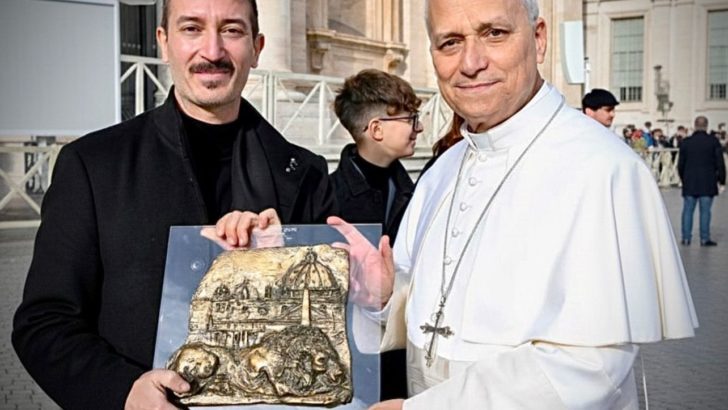 Dal naufragio alla misericordia, l’artista Sepe incontra Papa Leone XIV
