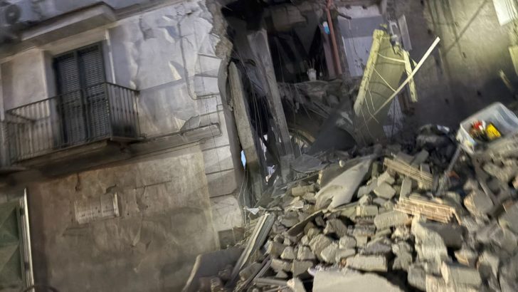 Crolla palazzo evacuato a via Cavour dopo una perdita d’acqua: tanta paura ma nessun ferito