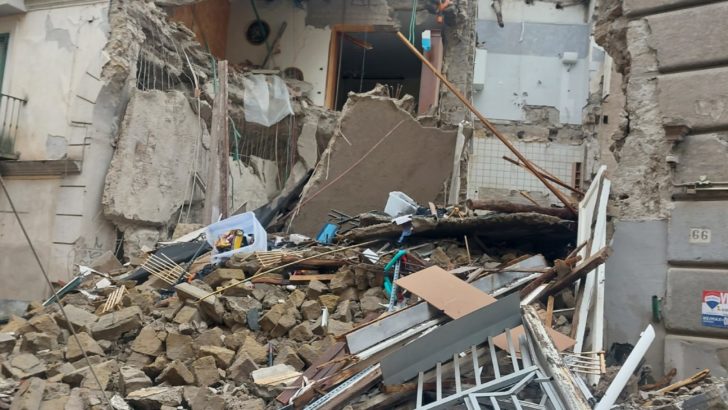 Il sottosuolo gruviera fa ancora danni: nove famiglie evacuate in Corso Umberto I