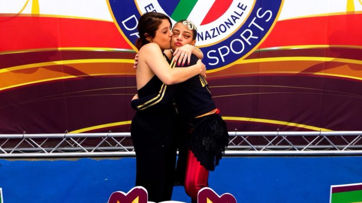 Casoria vola in alto: A Mi Manera Dance & Wellness ASD porta sei atlete alle finali nazionali CSEN di Acrobatica Aerea e conquista un titolo di Campionessa d’Italia