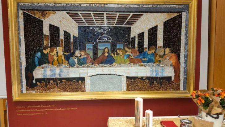 Un mosaico di fede e arte: Sigrid Plattner dona la sua ultima cena al Vaticano