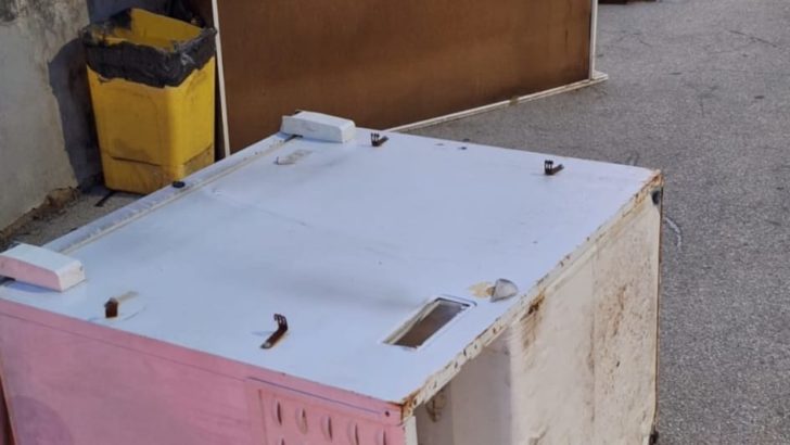 Ingombranti abbandonati da giorni sul marciapiede di via Padula: una cattiva abitudine che continua